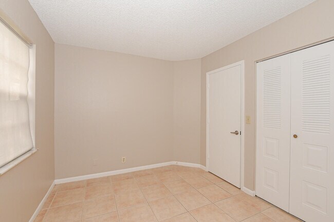 Building Photo - 1540 SE Royal Green Cir