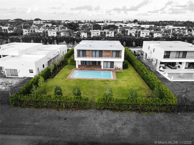 Building Photo - 16580 Sunset Way