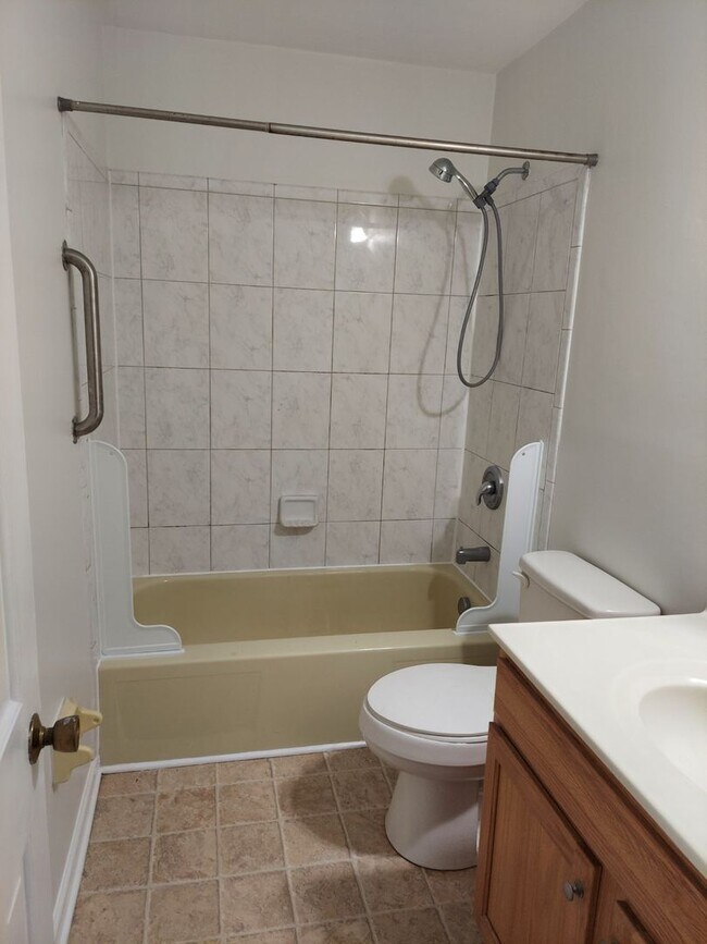Building Photo - 5 BR 2.5 SINGLE FAMILY HOME
