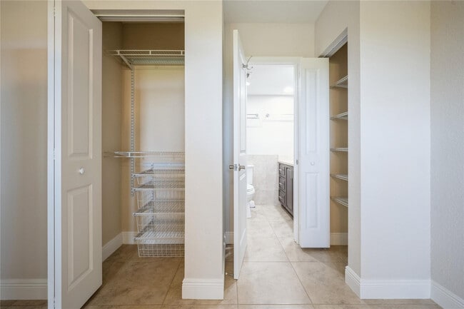 Building Photo - 1000 River Reach Dr