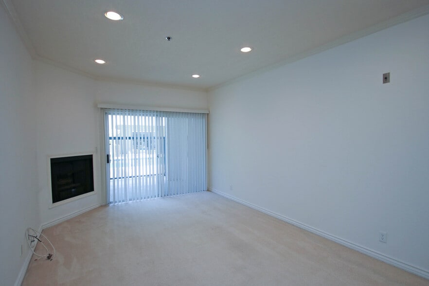 Building Photo - 300 N El Molino Ave