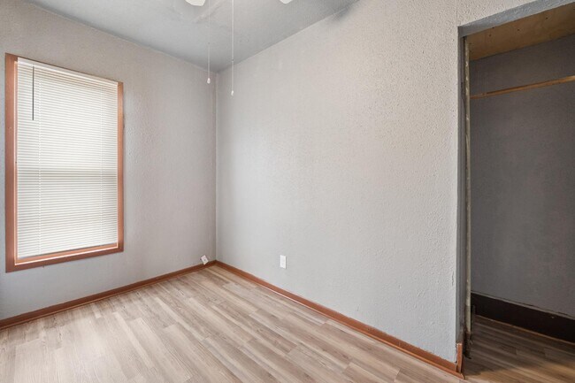 Building Photo - 1218 W Locust St