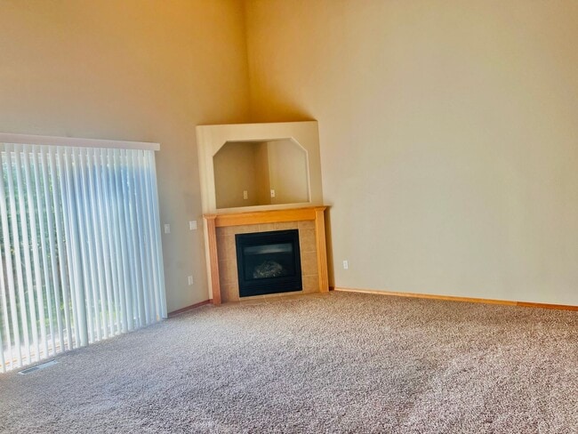 Building Photo - Enormous 4 Bed 2.5Bath + Bonus Room Great Lacey Neighborhood