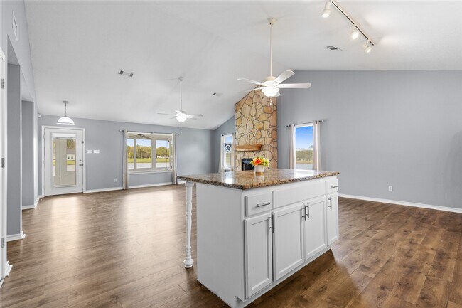 Building Photo - 140 Meadowview Dr