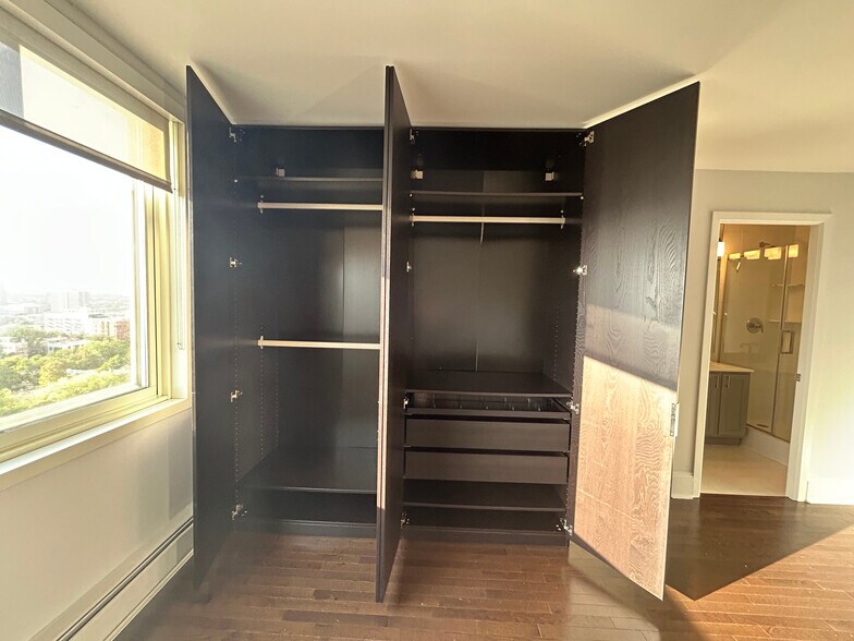 Building Photo - 1350 N Dearborn St