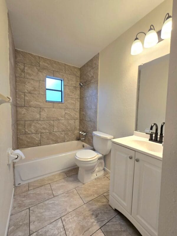 Building Photo - 1738 E Fern Rd