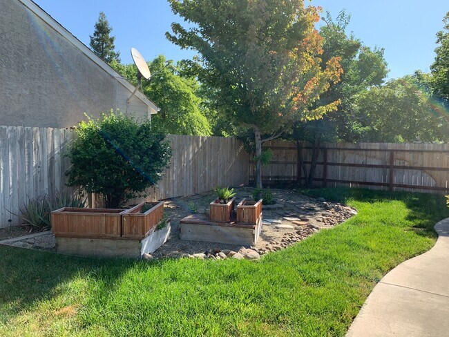 Building Photo - Updated 3 bedroom 2 bathroom close to Meri...