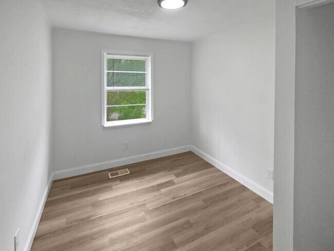 Building Photo - Small Cottage Home