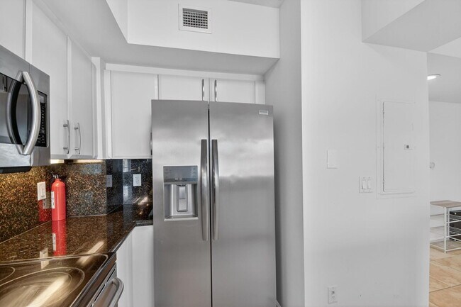 Building Photo - 403 S Sapodilla Ave