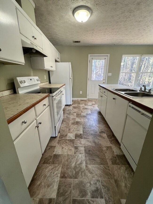 Building Photo - 1243 Northview Ext