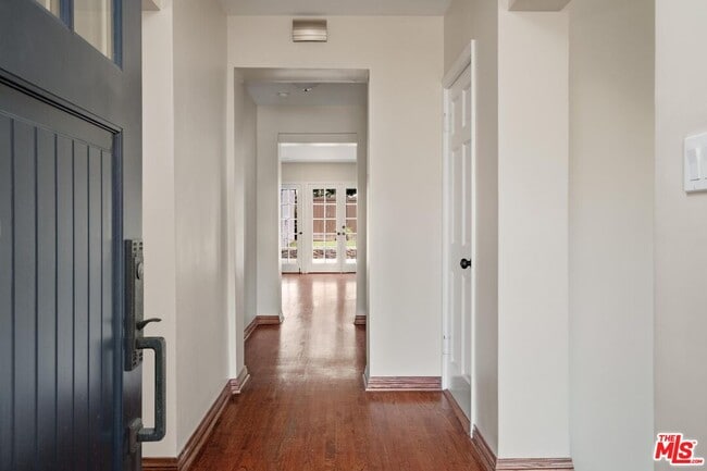 Building Photo - 10707 Wellworth Ave