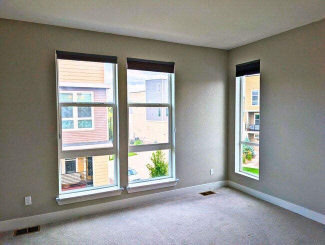 Building Photo - Beautiful 2 Bed + Office + 2.5 Bath home i...