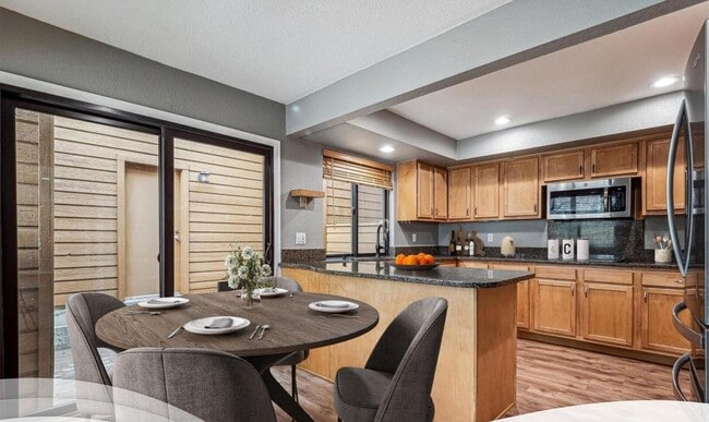 Building Photo - Gorgeous 2+ Bedroom 3 Bath Townhouse with ...