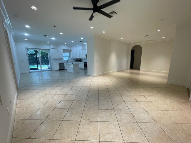 Building Photo - ANNUAL RENTAL - 3 BEDROOM + DEN/ 3 BATH SP...