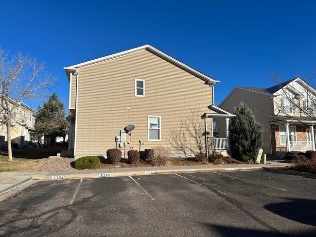 Building Photo - SPACIOUS 3BD/2.5BA TOWNHOME at THE BLUFFS ...