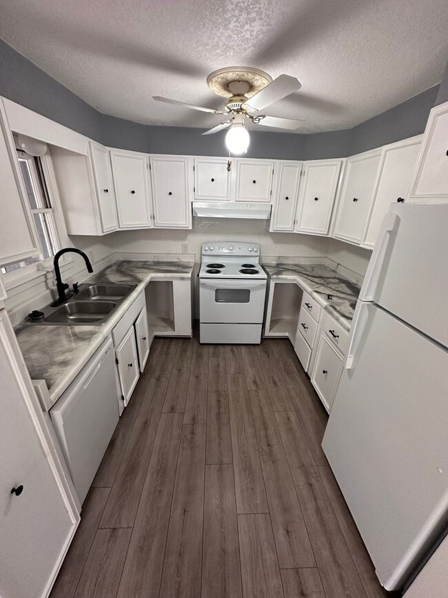 Building Photo - $1495 - 3 bedroom/ 1.5 bathroom - Beautifu...