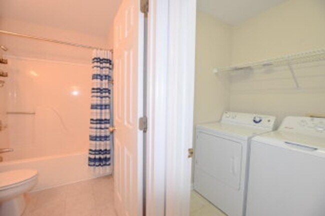 Building Photo - 770 Charter Dr