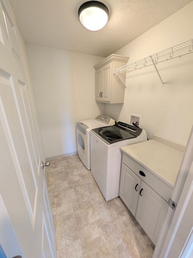 Building Photo - 5011 Clearwater Dr