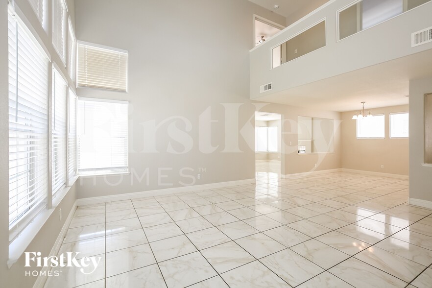 Building Photo - 8041 Hilliard Ave