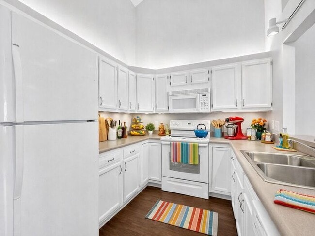 Building Photo - Beautiful 2BR 2BA Home w/ Sunroom • Full Kitchen Suite • Attached Garage in Columbus