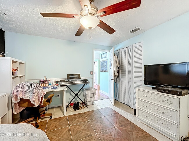 Building Photo - 2829 Goldenrod Cir E