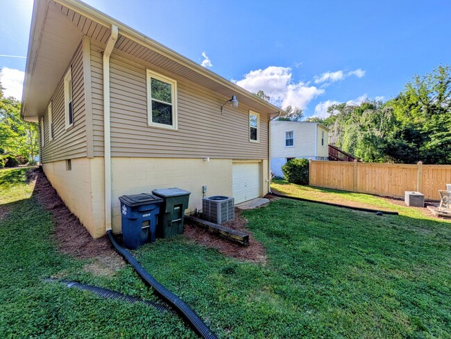 Building Photo - 1126 Martin St