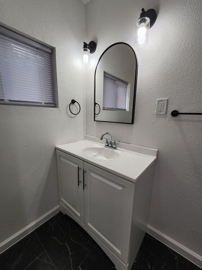 Building Photo - MODERN DECORATED HOUSE | 4 BEDROOM | 2 BATH | COVERED PATIO | CASITA WITH KITCHEN, BATH & LAUNDRY