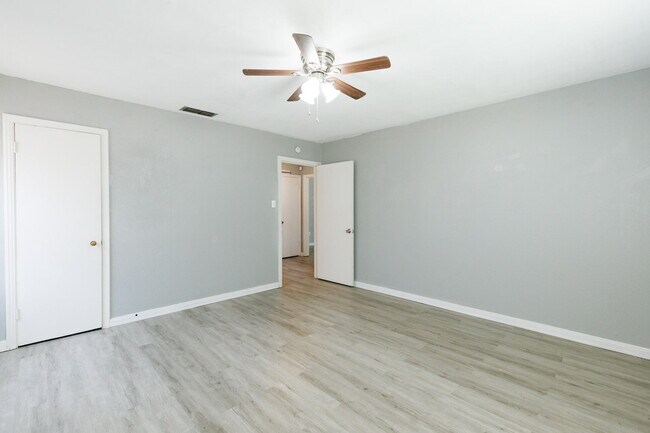 Building Photo - 3 bedroom just minutes away from TTU and Hospitals!