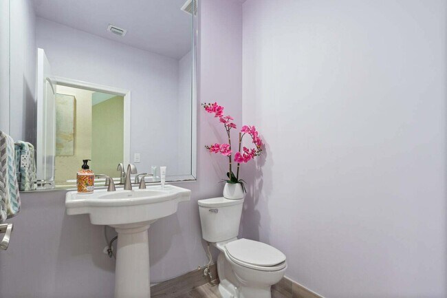 Building Photo - 316 N Lake Dr