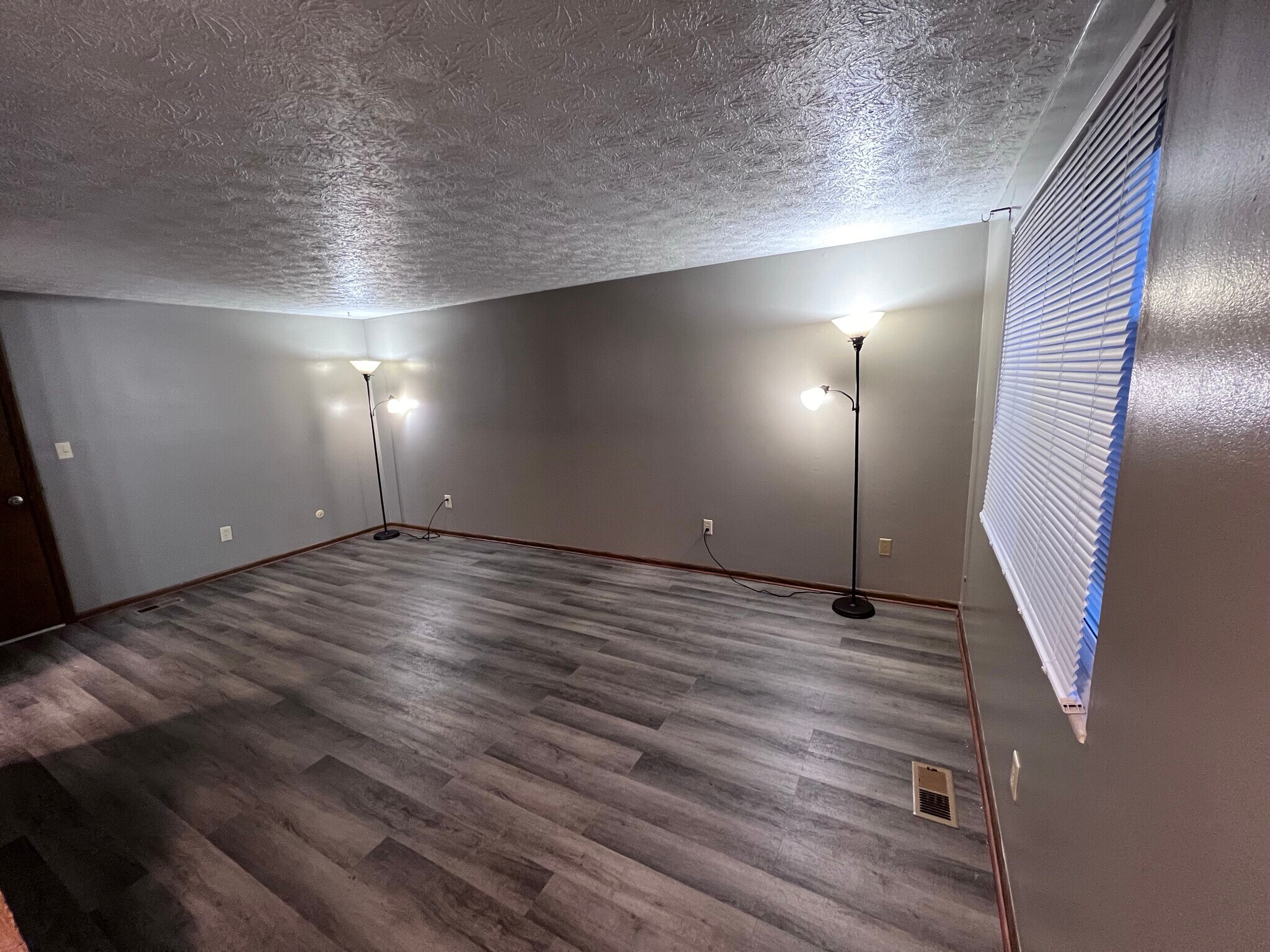 Building Photo - 1219 Hilltop Dr