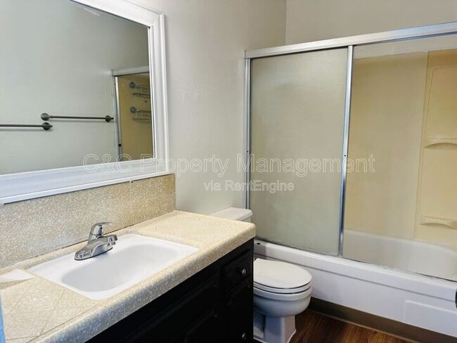 Building Photo - 1668 W Ashlan Ave