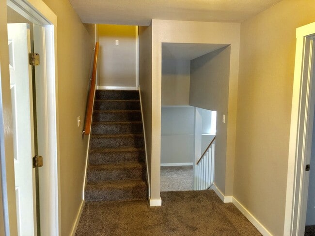 Building Photo - Perfect locale 3 Bed/2Bath Single Family H...