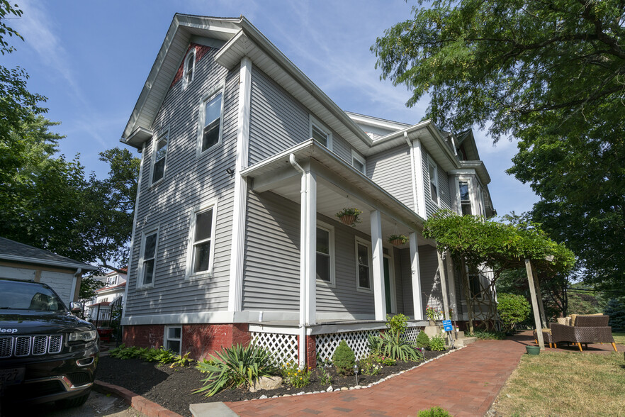 Building Photo - 590 River Ave