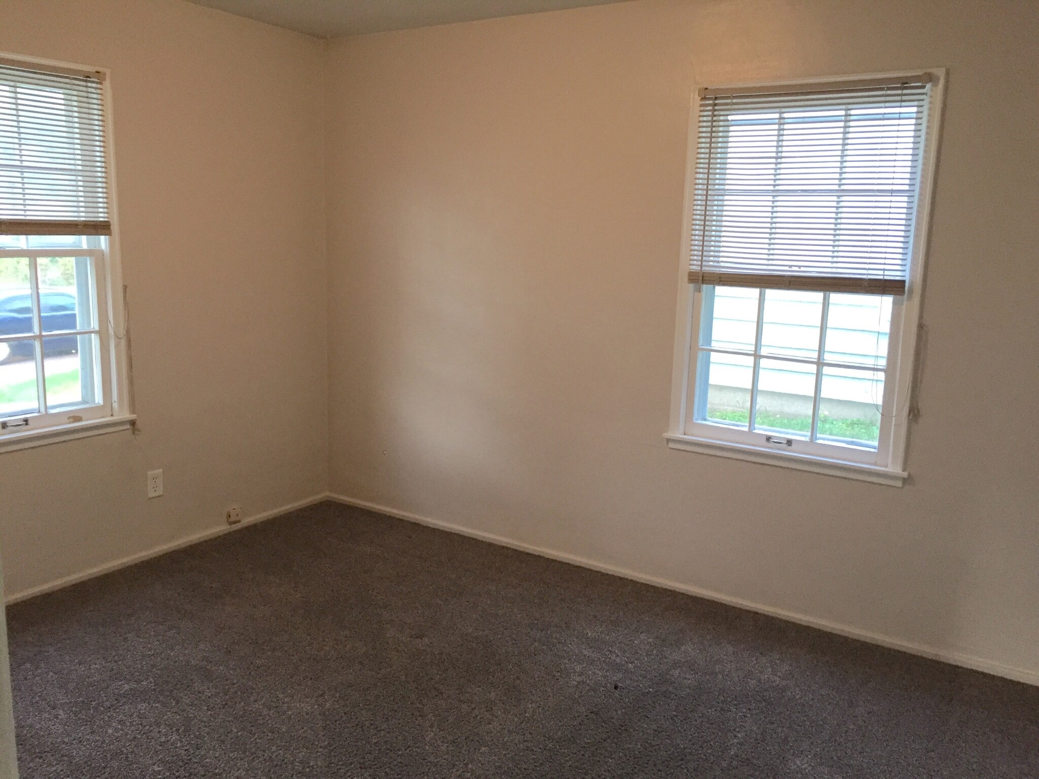 Bedrooms - 700 E Seneca Pl