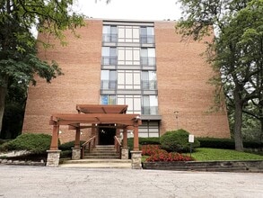 Building Photo - 5810 Oakwood Dr