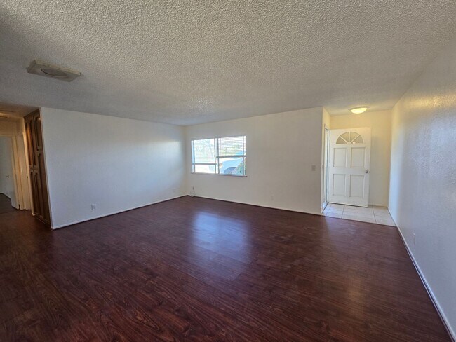 Building Photo - Quiet neighborhood and great views!