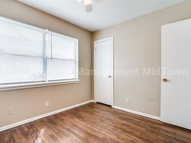 Building Photo - Charming 3-Bedroom Home with Spacious Yard...