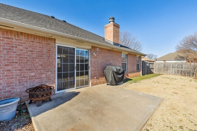 Building Photo - 824 Hunter Pl