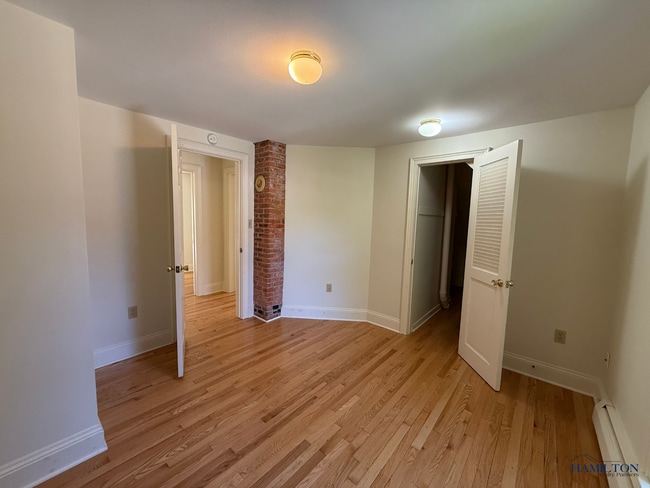 Building Photo - Clyde St - 045