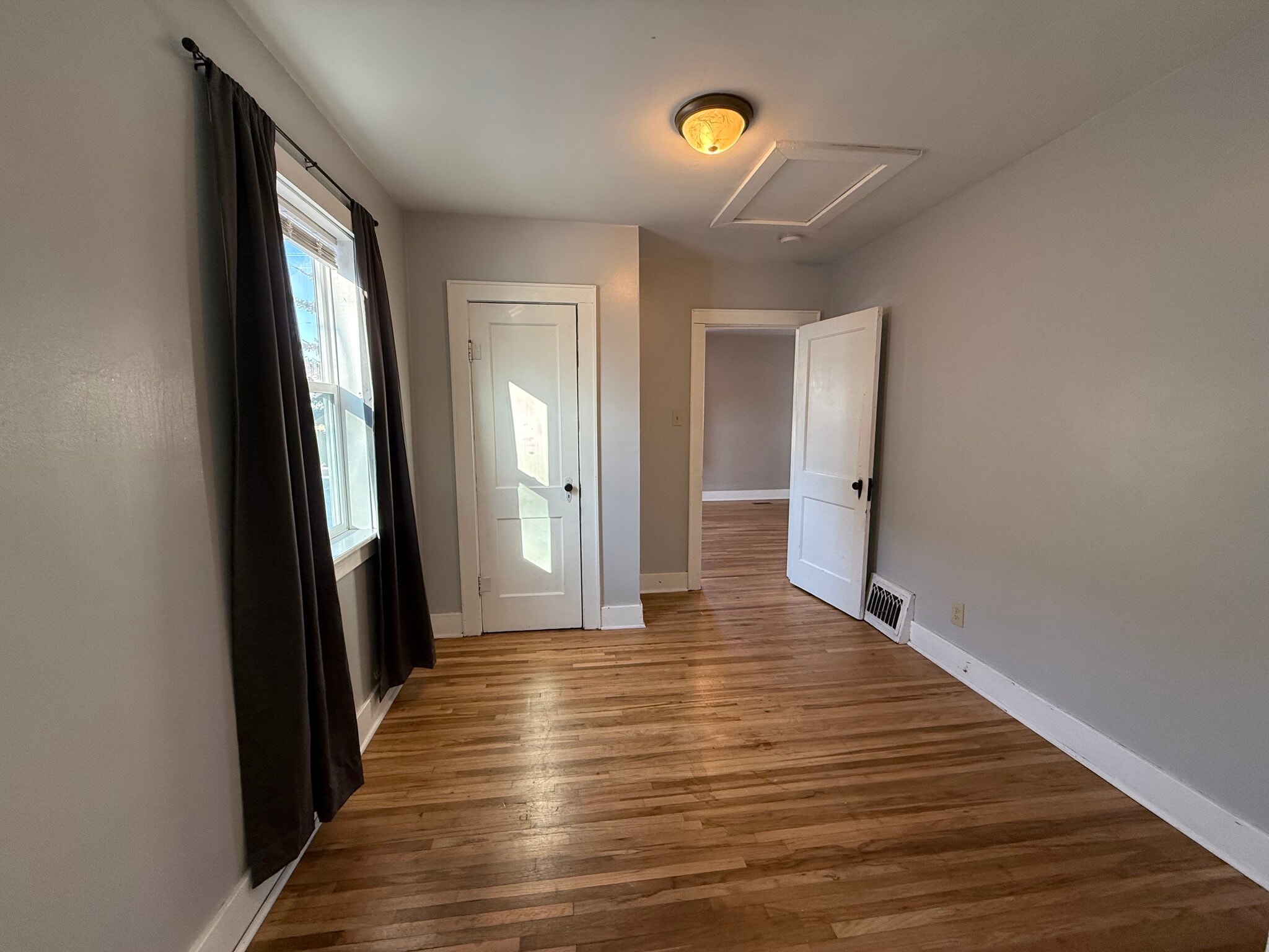 Building Photo - 1013 11th Ave SW