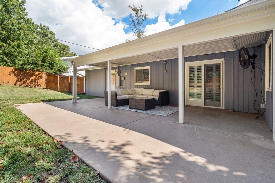 Building Photo - 1653 Pepperwood Dr