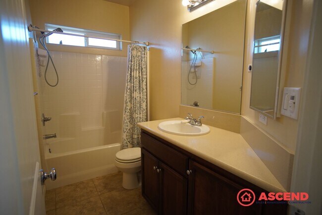 Building Photo - Stunning 4 Bed 2 Bath Home Off of Hosking and Wible!