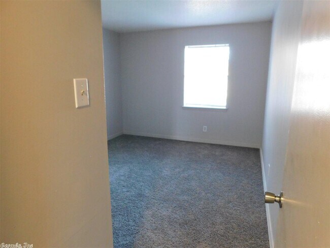 Building Photo - 515 Brookside Dr