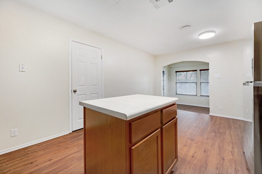 Building Photo - 301 Nicole Way