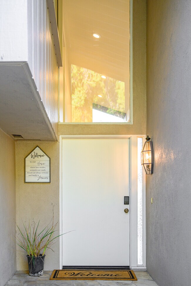 Building Photo - 10961 Limetree Dr