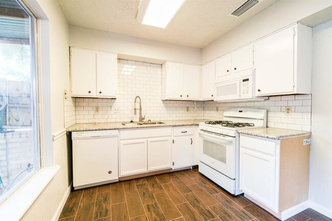 Building Photo - 10746 Lakewood Oaks Dr
