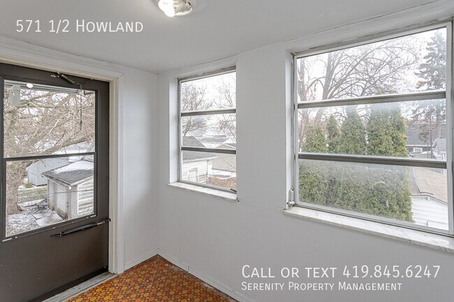 Building Photo - 571 1/2 Howland-