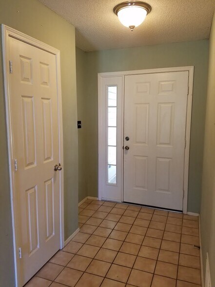 Building Photo - 2206 Aspen Ter