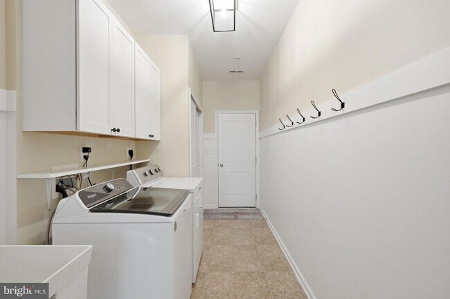 Building Photo - 1190 Webb Dr