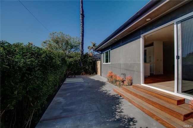Building Photo - 2880 Chateau Way